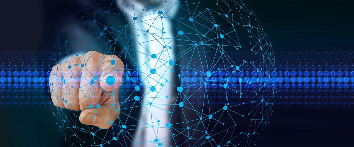 biznesmen klikający w sieć w kształcie ziemi sieć internetową