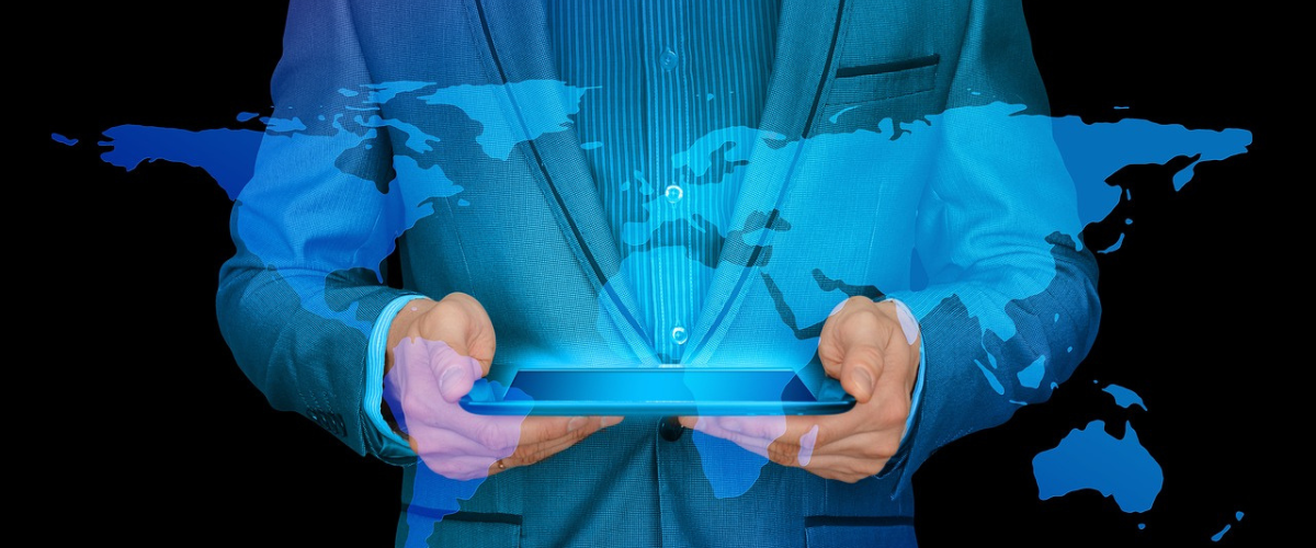 Biznesmen trzymający tablet z lekką mgłą która pokazuje mapę ziemi